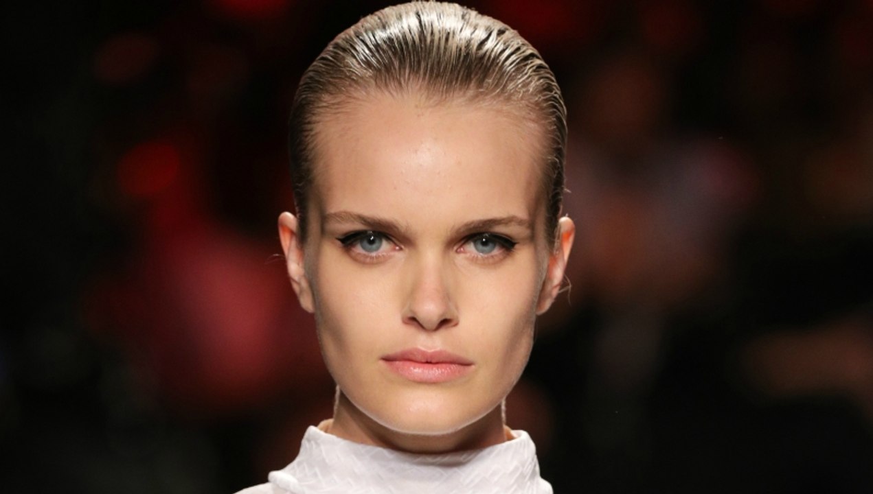 Da stimmt was nicht: Models machen auf dem Laufsteg mit ihrer Oberweite auf sich aufmerksam!