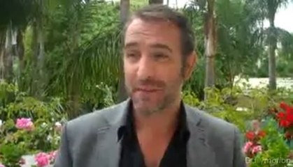 Jean Dujardin tente de parler anglais pour soutenir Uggy le chien