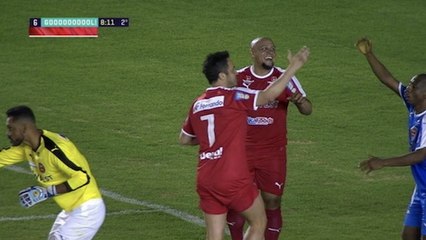 Roberto Carlos tritt so stark zu, dass nur der Videobeweis sein Tor bestätigen kann