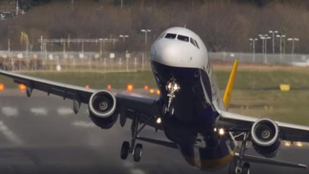 Als das Flugzeug landen will, dreht es der Wind plötzlich quer