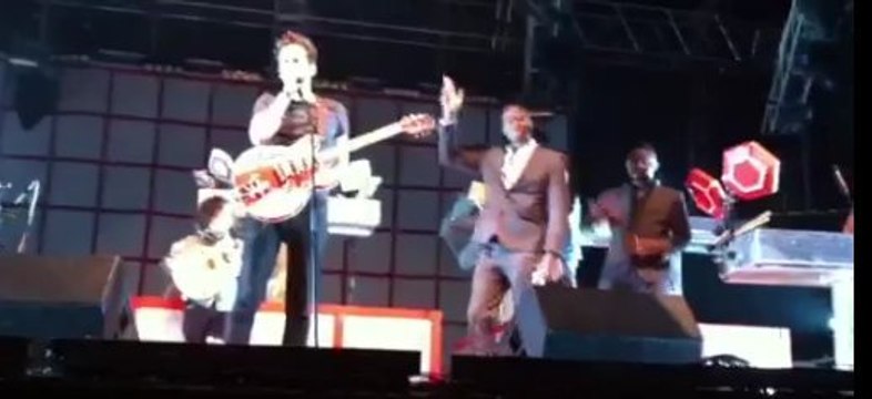 Mark Ronson rend hommage à Amy Winehouse sur scène