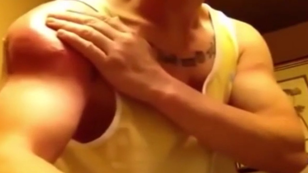 Ekel-video: bodybuilder drückt das synthol aus seinem arm
