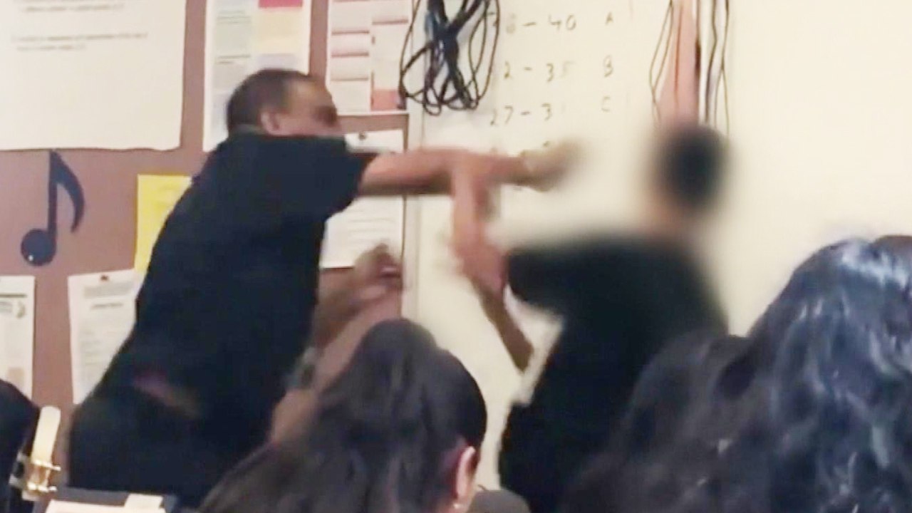 Video: Lehrer schlägt wegen krasser Aussage auf Schüler ein