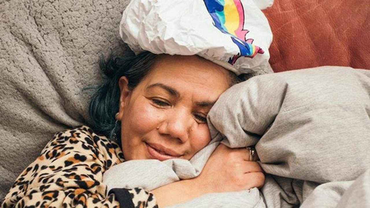 Was diese Frau mit ihrer Bettdecke anstellt, ist abnormal!