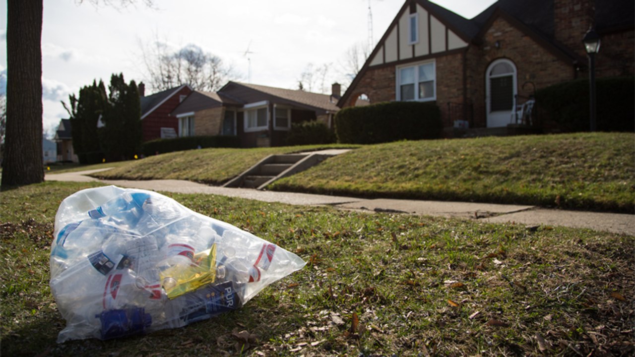 Er muss Müllsack anziehen: Was die Mutter mit ihm macht, ist grauenhaft!