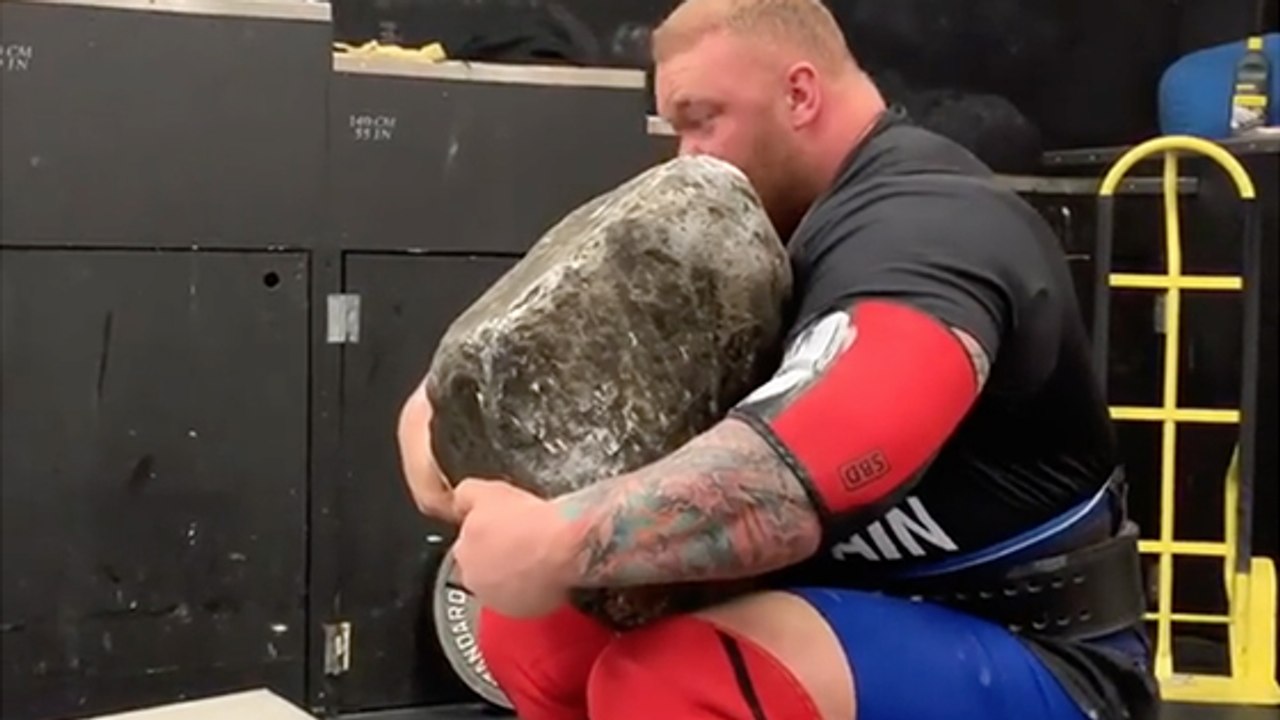 'Der Berg' hievt einen 194 Kilo-Stein auf seine Schulter - dann kommt der Knacks (Video)