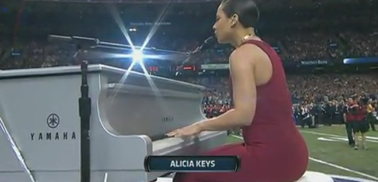Vidéo: Regardez Alicia Keys chanter l'hymne américain lors du Super Bowl 2013