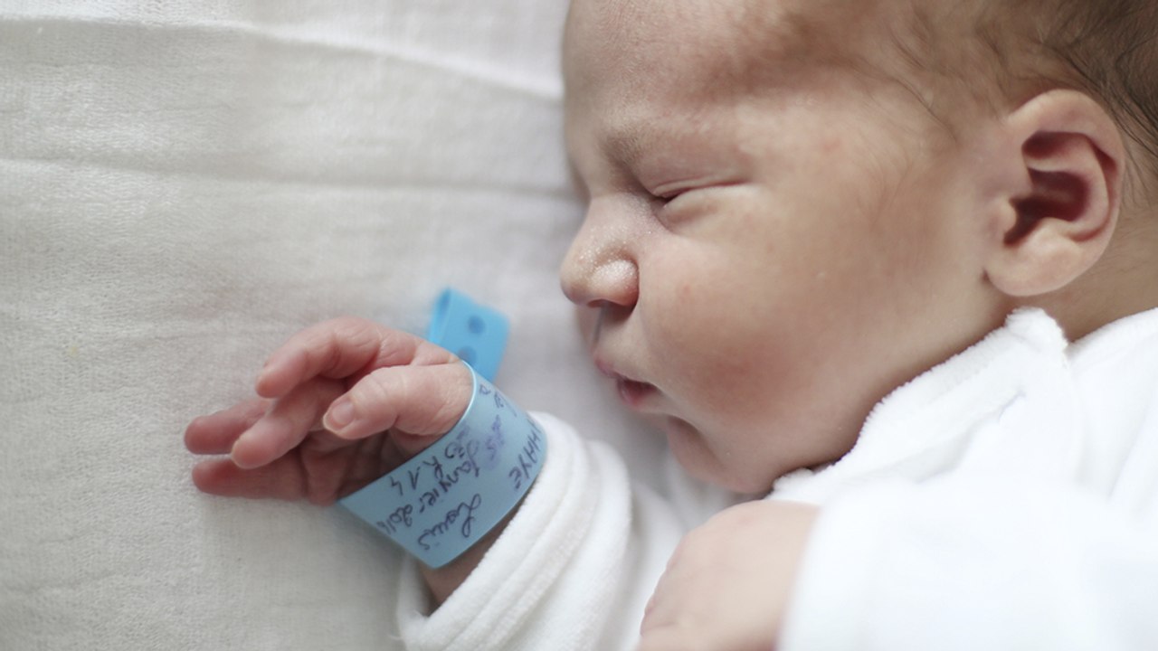 Harmloser Kuss wird für Neugeborenes zur Todesfalle