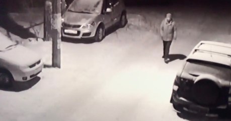 Russland: Betrunkener stolpert über Parkplatz, doch hinter dem Auto lauert etwas