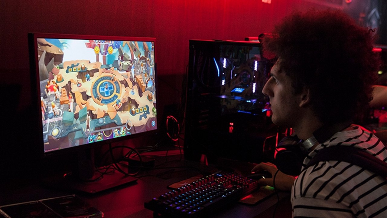 Beim Videospielen entdeckt er abscheuliches Geheimnis seiner Freundin!