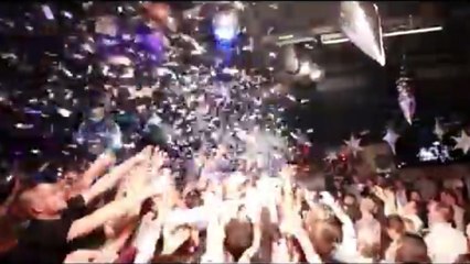 Lâché de billets de banque dans une boite de nuit