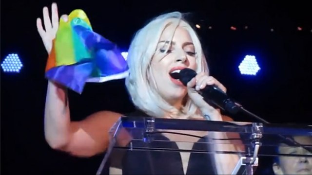 Lady Gaga sort de l'ombre pour chanter l'hymne américain à la Gay Pride
