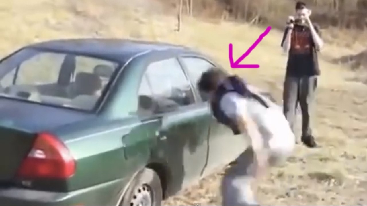 Un homme se prend pour un bélier et tente de casser une voiture avec sa tête