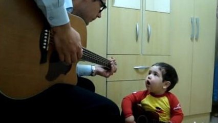 Un enfant de 2 ans chante Don't Let Me Down des Beatles