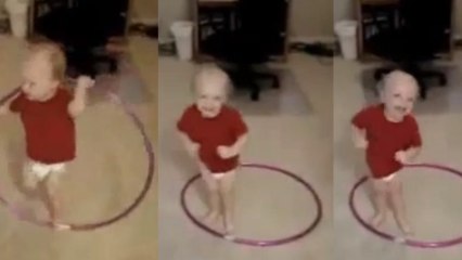 Regardez ce bébé qui essaye de faire du Hula Hoop