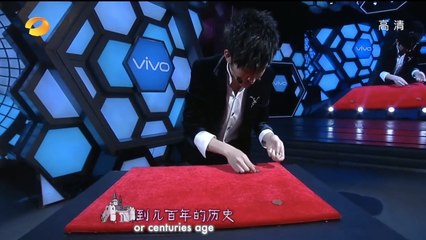 Ce magicien réalise un tour incroyable avec des pièces de monnaie