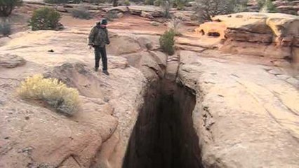 Cet homme risque la catastrophe en sautant par dessus un ravin