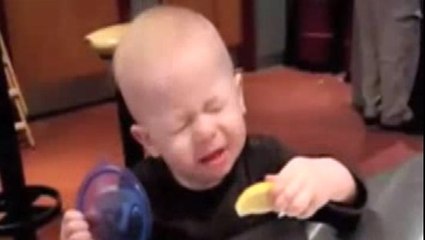 Découvrez la réaction des bébés quand ils goûtent un citron