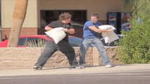 Deux inconnus font une bataille de rue complètement WTF