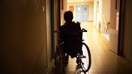 Mehrfache Falschdiagnose: Frau wird zu "Stein-Menschen" und keiner hilft ihr!