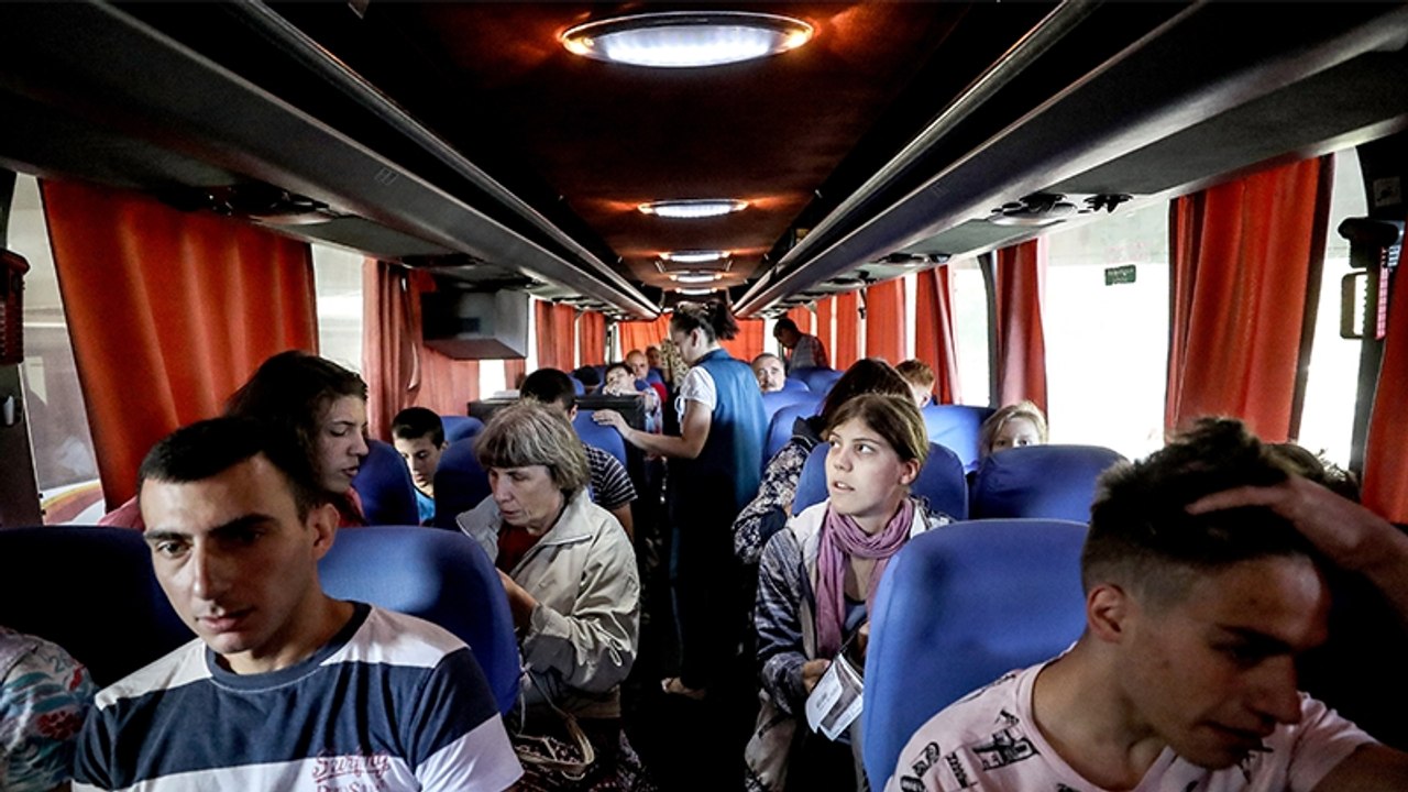 Im Bus sitzend erschreckt er sich, als er dieses Ekelteil in ihren Haaren entdeckt! (Video)