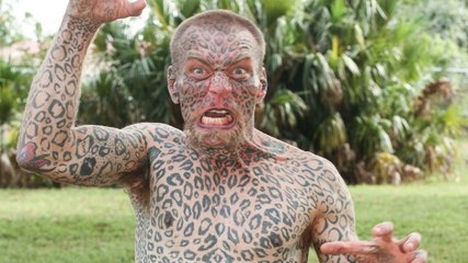 Cet homme a dédié sa vie à sa passion, les léopards. Et il le fait de façon très étrange