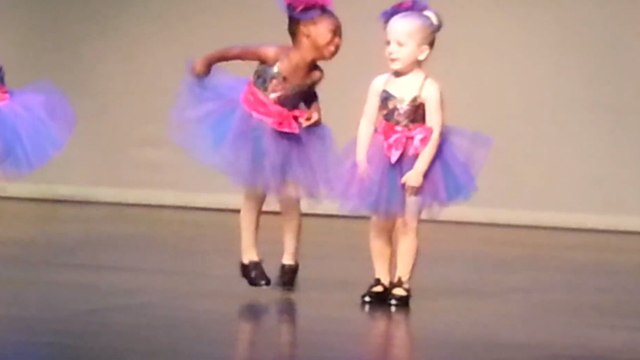 Regardez cette adorable petite danseuse de claquettes qui a le rythme dans la peau