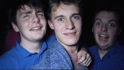 Faire croire qu'on prend une photo : Le somptueux troll photographique en boîte de nuit à Dublin