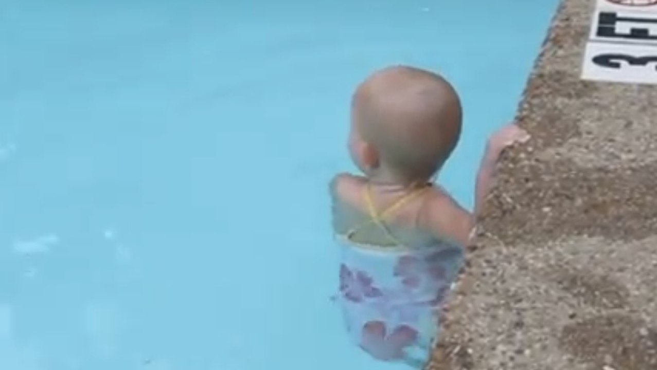 Ce bébé nage parfaitement tout seul sans bouée