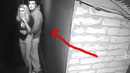 Un couple a une peur bleue dans une maison hantée