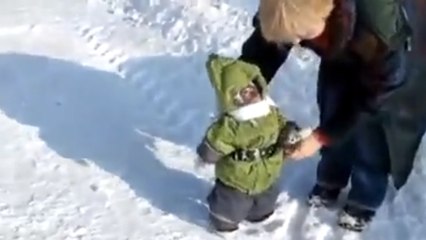 Un singe en combinaison de ski découvre la neige