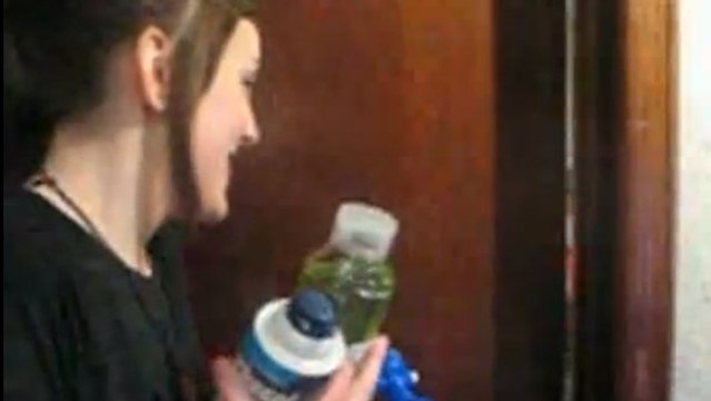 Cette fille veut faire comprendre à son copain qu'il joue trop. Sa méthode est particulièrement efficace