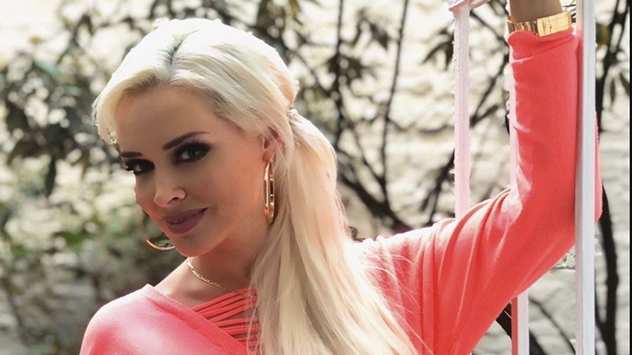 Freizügiger Tanz: Daniela Katzenberger legt im TV aus Freude ihre Kleider ab
