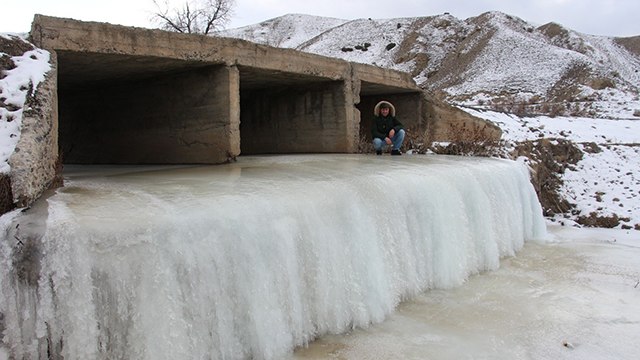 Buz tutan dereler görsel güzellikler oluşturuyor
