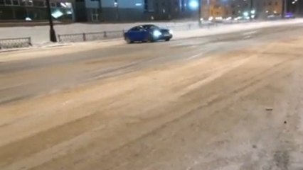 Cette voiture dérape à toute vitesse sur la neige. Comment va-t-elle s'arrêter ?