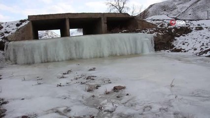 Buz tutan dereler görsel güzellikler oluşturuyor