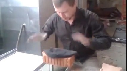 En Russie, il existe une nouvelle version de casse brique. Avec la tête