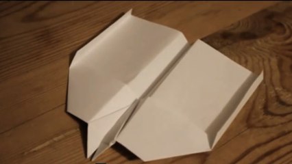 Découvrez comment faire voler un avion en papier à l'infini