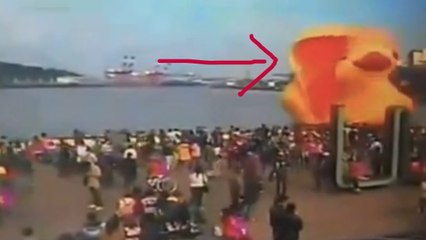 Un canard géant explose dans un port de Taïwan
