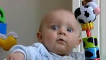 Un bébé est totalement effrayé par sa mère