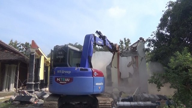 Cerai karena Orang Ketiga, Pasutri Ini Buldozer Rumah yang Baru Dibangun