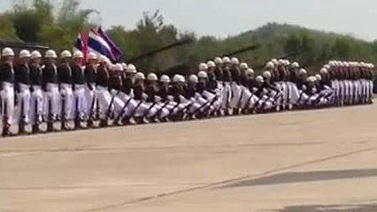 Cette parade militaire en Thaïlande va vous faire halluciner