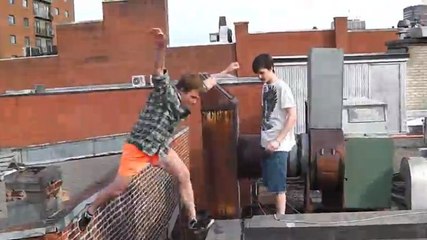 Un homme essaye de sauter entre deux toits. Va t-il réussir ?