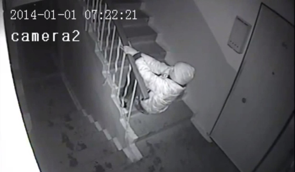 Ivre, ce jeune homme galère pour monter les escaliers