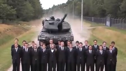 Ce tank fonce droit devant sur des gens. Que va t-il se passer ?