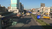 سائقو النقل العام يغلقون طرقا في لبنان لتحقيق مطالب معيشية