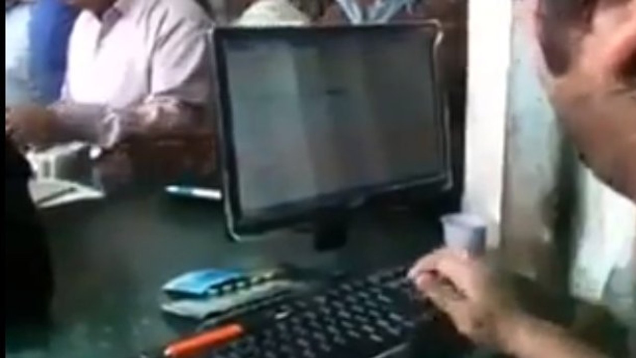 Cet homme est le plus rapide du monde sur un clavier d'ordinateur. Vous allez être surpris