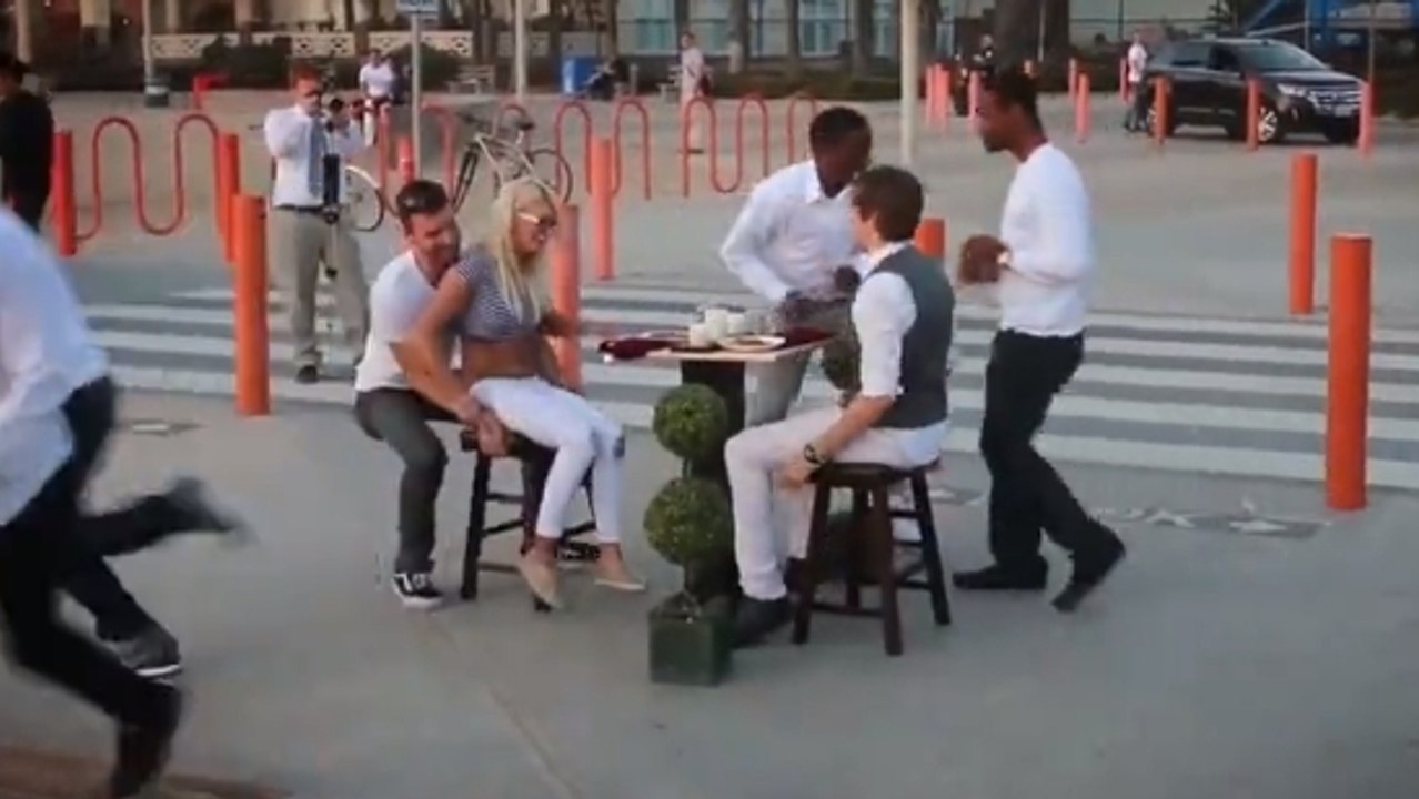 Un premier rendez-vous avec un inconnu en pleine rue, ça vous tente ?