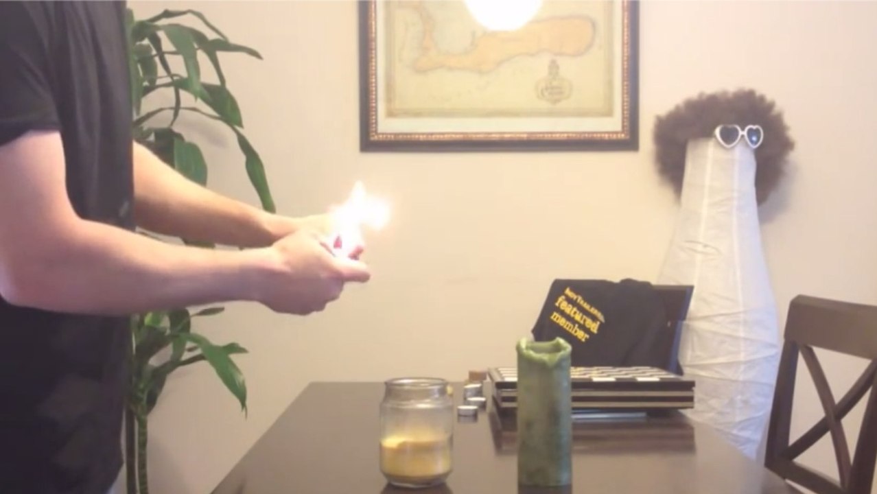Cet homme a une façon bien à lui d'allumer une bougie. Sa méthode va vous étonner