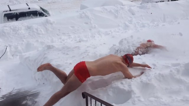 Avez-vous déjà essayé de nager dans la neige ? Ces jeunes hommes, oui